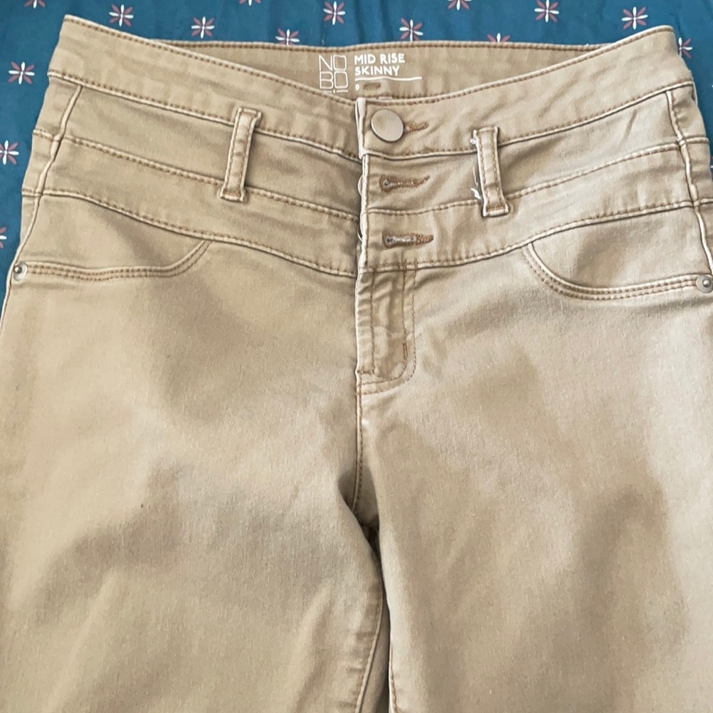 Khaki pants// skinny jeans